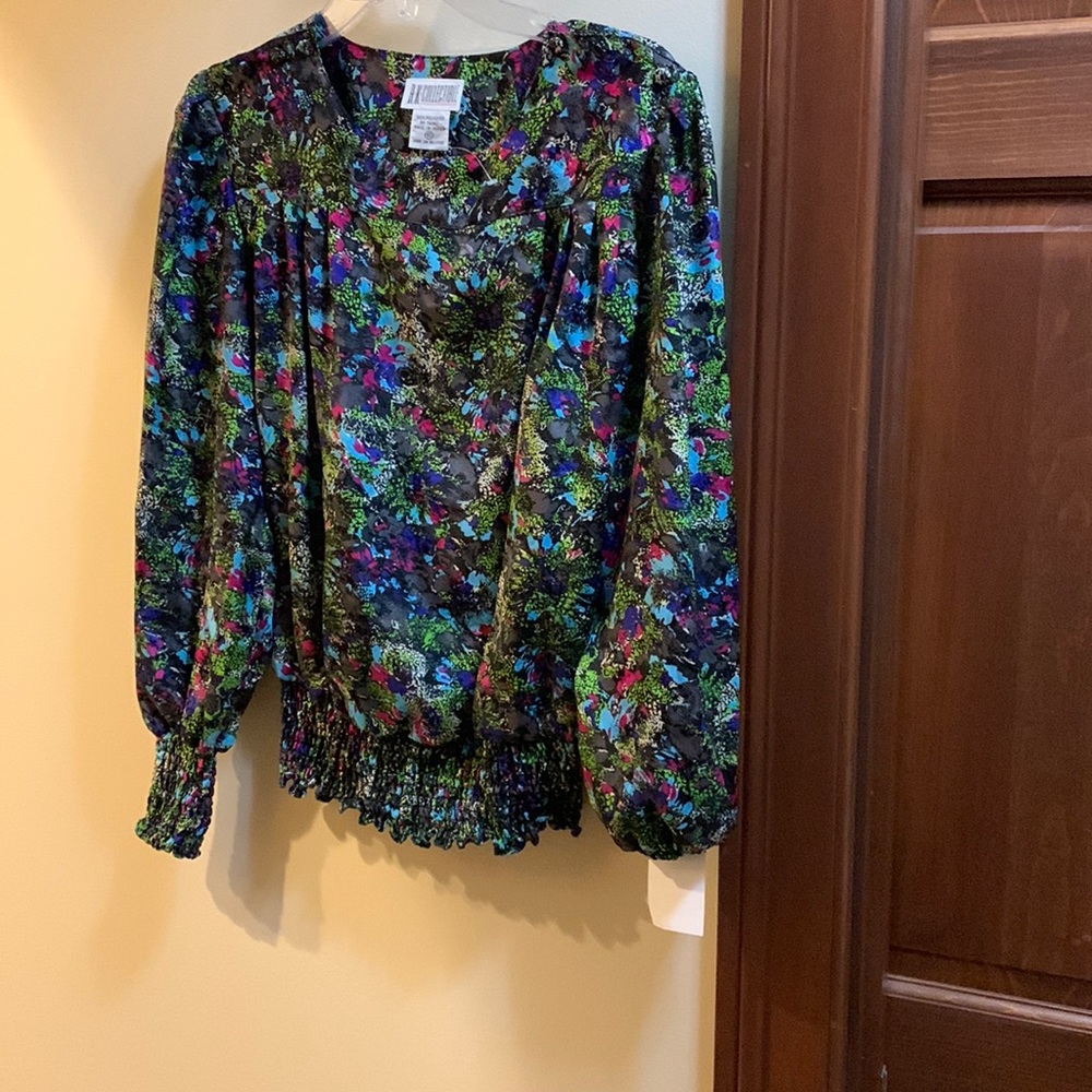 AK Collectible womens top size small